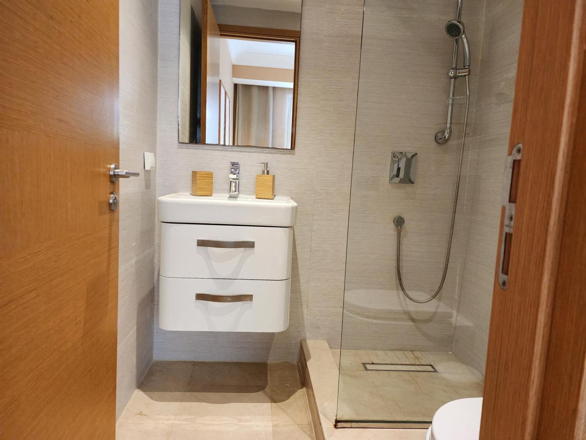 Gardenia Cfc By Ib Signature - Cosy 1bedroom With Wifi, 24x7 Security, Parking, Self Check-in, Large Terrace, Walk To Cafes And Gym