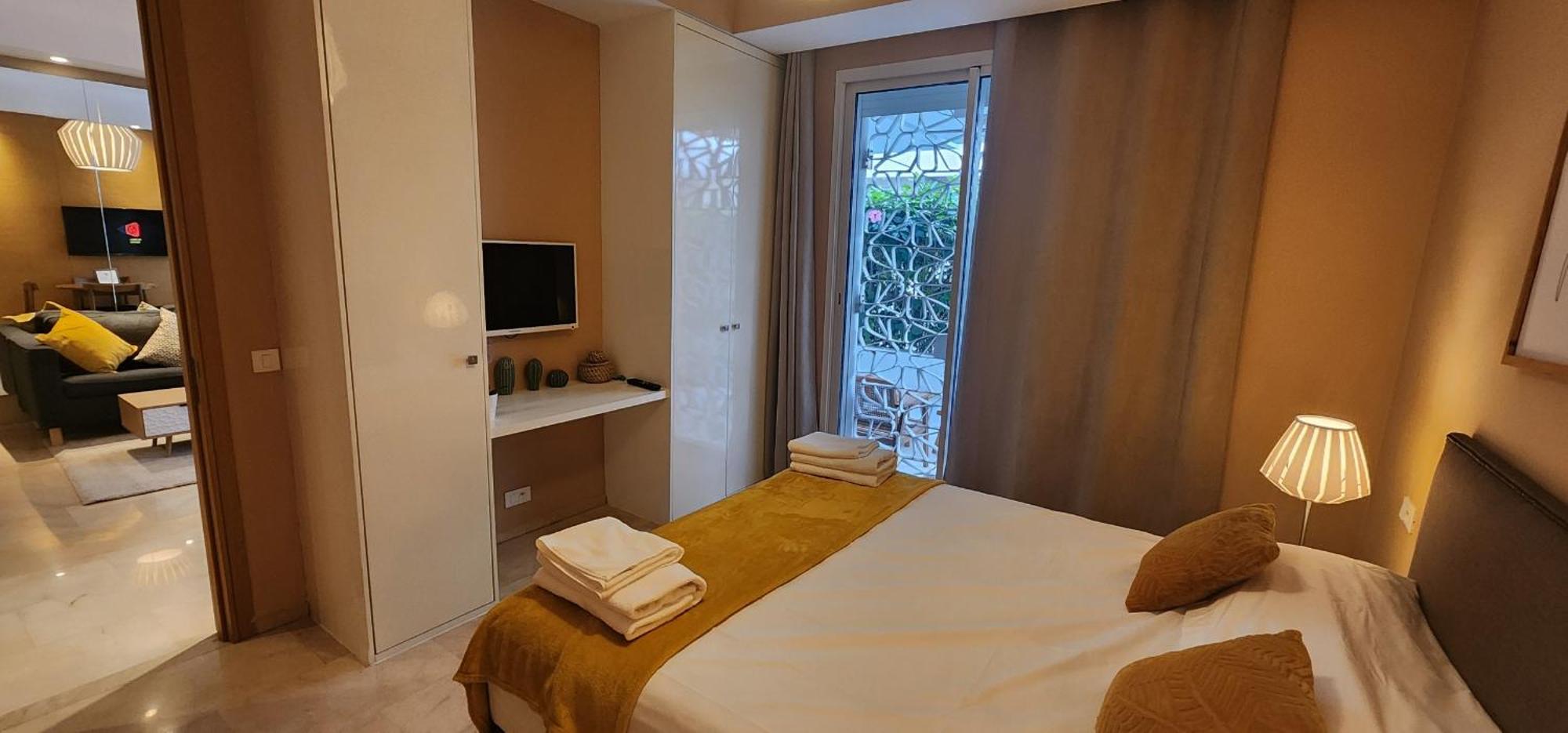 Gardenia Cfc By Ib Signature - Cosy 1bedroom With Wifi, 24x7 Security, Parking, Self Check-in, Large Terrace, Walk To Cafes And Gym *